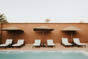 Liegestühle am Hotelpool, Douba, Marokko - CUF46345