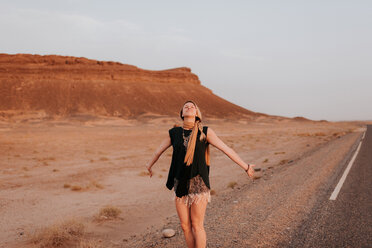 Frau auf der Straße in der Wüste, Douba, Marokko - CUF46347