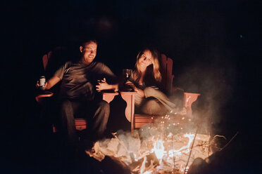 Paar sitzt am Lagerfeuer, Algonquin Park, Kanada - CUF46349