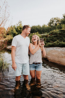 Pärchen macht Selfie im Wasser, Algonquin Park, Kanada - CUF46350