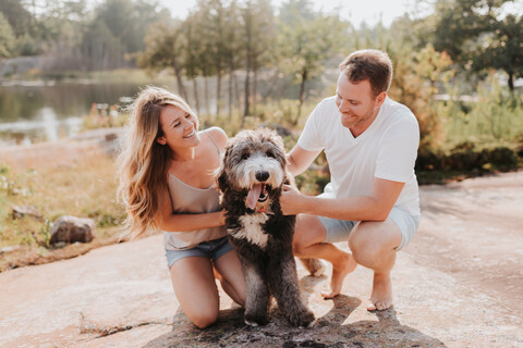 Ehepaar mit Hund, Algonquin Park, Kanada, lizenzfreies Stockfoto