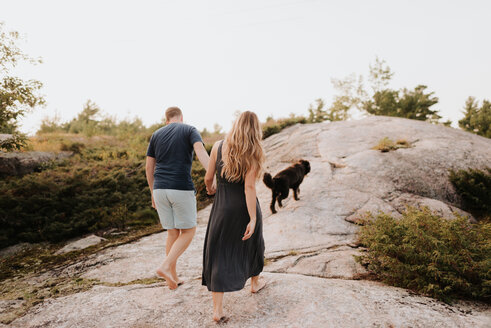 Ehepaar beim Spaziergang mit Hund, Algonquin Park, Kanada - CUF46354