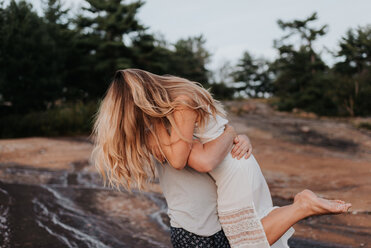 Sich umarmendes Paar im Algonquin Park, Kanada - CUF46359