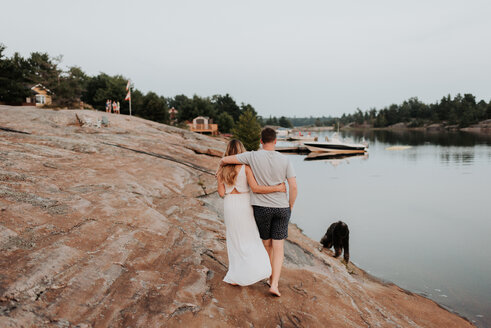 Ehepaar beim Spaziergang mit Hund, Algonquin Park, Kanada - CUF46363