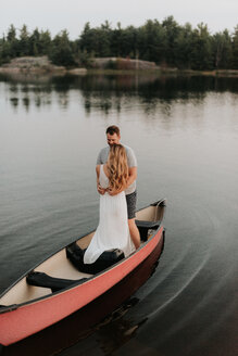 Pärchen auf Boot stehend, Algonquin Park, Kanada - CUF46364