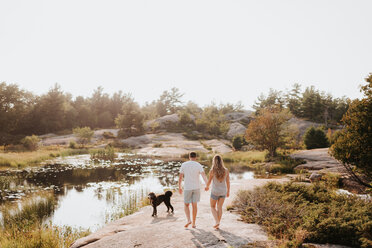 Ehepaar beim Spaziergang mit Hund, Algonquin Park, Kanada - CUF46369
