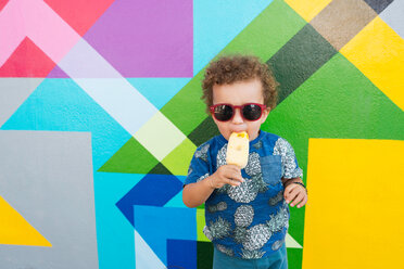 Kleinkind isst Eiscreme, Wandgemälde im Hintergrund, Wynwood, Miami, Florida, USA - CUF46374