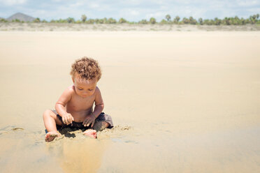 Kleinkind spielt im Sand am Strand - CUF46377
