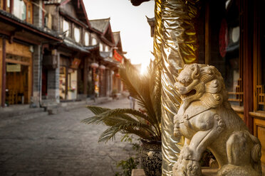 Altstadt von Lijiang bei Sonnenaufgang, Yunnan, China - CUF46435