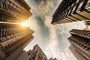 Sonnenuntergang über der Wolkenkratzer-Skyline von Hongkong - CUF46436