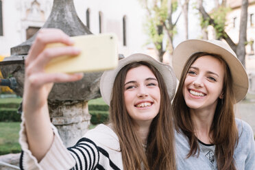 Freundinnen machen ein Selfie auf der Piazza, Belluno, Venetien, Italien - CUF46464