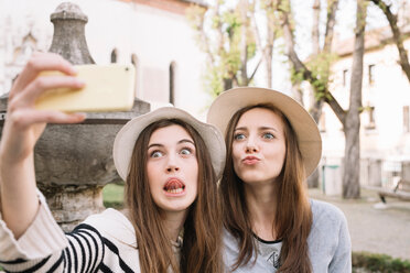 Freundinnen machen ein Selfie auf der Piazza, Belluno, Venetien, Italien - CUF46465