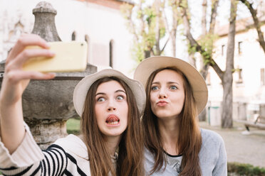 Girlfriends taking selfie at piazza, Belluno, Veneto, Italy - CUF46465