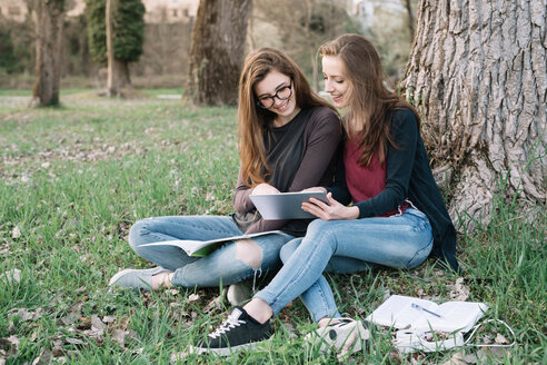 Freundinnen lesen ein Buch im Park - CUF46471