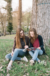 Freundinnen lesen ein Buch im Park - CUF46494