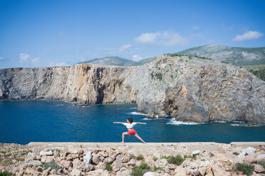 Frau übt Yoga auf einer Bergkuppe, Iglesias, Sardinien, Italien - CUF46514