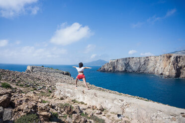 Frau übt Yoga auf einer Bergkuppe, Iglesias, Sardinien, Italien - CUF46515