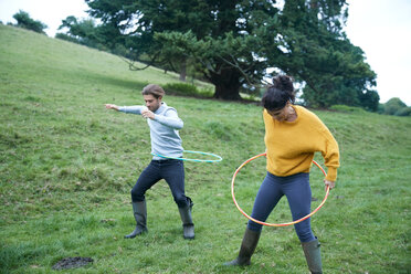 Paar Hula Hoop im Feld - CUF46537