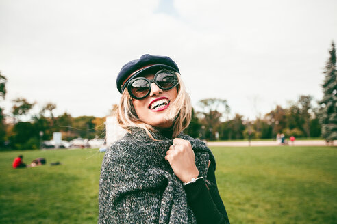 Blonde Frau mit Sonnenbrille im Park, Porträt - CUF46553