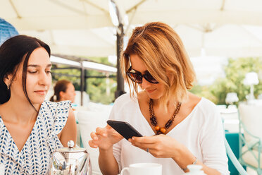 Frauen beim Tee auf der Terrasse - CUF46565