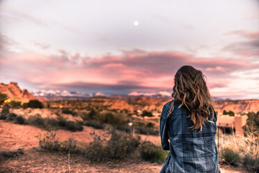 Frau mit Blick auf den Sonnenuntergang in der Wüste, Moab, Utah - ISF20022