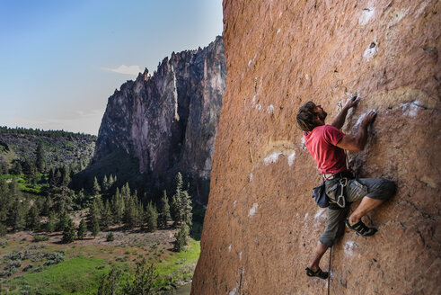 Mann beim Klettern, Smith Rock State Park, Oregon, USA - ISF20033