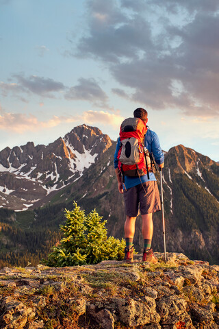 Wanderer auf dem Berggipfel, Mount Sneffels, Ouray, Colorado, USA, lizenzfreies Stockfoto