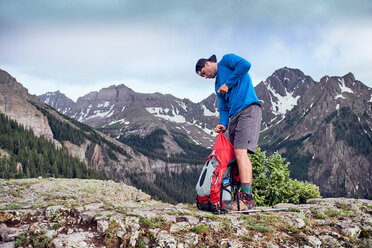 Wanderer macht Pause, Mount Sneffels, Ouray, Colorado, USA - ISF20102