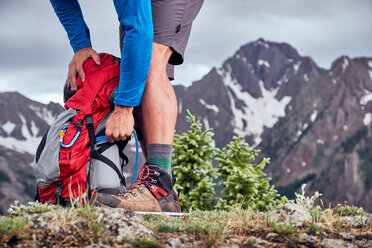 Wanderer macht Pause, Mount Sneffels, Ouray, Colorado, USA - ISF20103