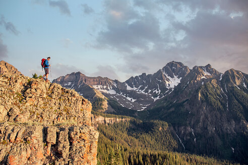 Mann beim Wandern, Mount Sneffels, Ouray, Colorado, USA - ISF20111