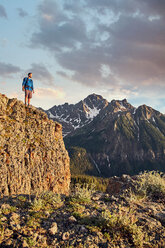 Wanderer auf dem Berggipfel, Mount Sneffels, Ouray, Colorado, USA - ISF20112