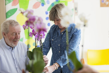 Aktives Seniorenpaar genießt Blumenbindekurs - CAIF22174