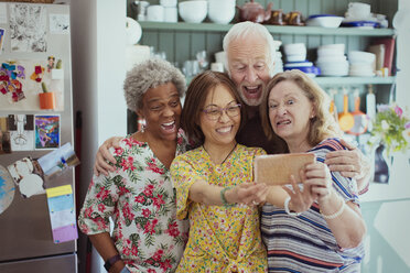 Fröhliche, verspielte, aktive Senioren, die ein Selfie mit einem Fotohandy machen und dabei dumme Gesichter machen - CAIF22211