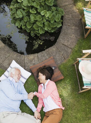 Zärtliches älteres Paar am Teich im Garten - CAIF22220