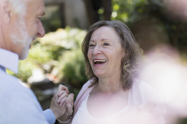 Glückliches, liebevolles Seniorenpaar im Garten - CAIF22222