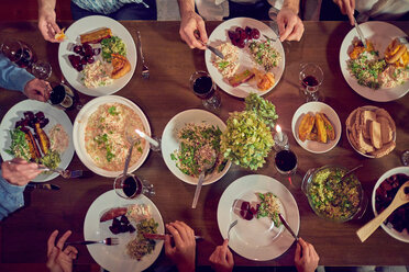 Blick von oben Freunde genießen Abendessen und Rotwein am Tisch - CAIF22236