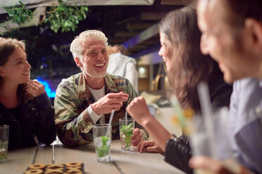 Freunde trinken auf der Veranda - CAIF22246