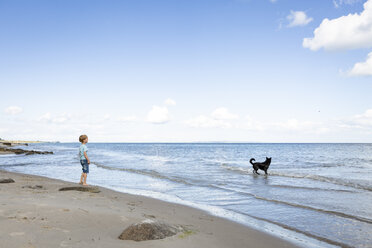Junge mit Hund am Strand - OJF00280