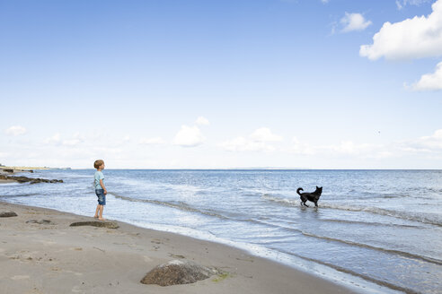 Junge mit Hund am Strand - OJF00280