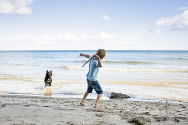 Junge spielt mit Hund am Strand - OJF00282