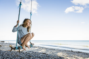 Mädchen auf einer Schaukel am Strand - OJF00283