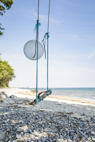 Schwingen mit einem Ballon am Strand, lizenzfreies Stockfoto