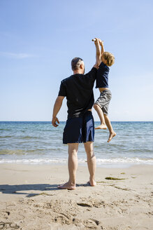 Vater und Sohn spielen am Strand - OJF00289