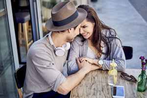 Glückliches, zärtliches junges Paar in einem Café im Freien - BSZF00793