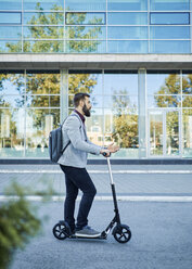 Geschäftsmann mit Motorroller unterwegs - ZEDF01689