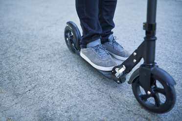 Man's feet on scooter - ZEDF01690