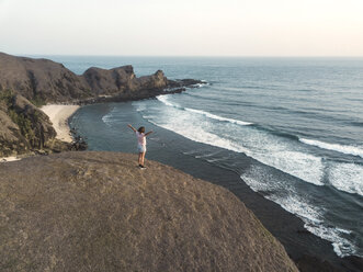 Indonesien, Lombok, junge Frau an der Küste - KNTF02278