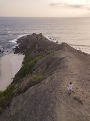 Indonesien, Lombok, junge Frau an der Küste - KNTF02279