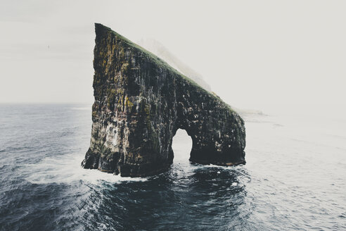 Hochformatige Ansicht einer Felsformation auf den Färöer Inseln gegen den Himmel - CAVF51459