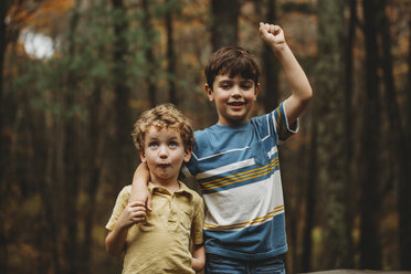 Porträt eines Jungen mit seinem Bruder, der im Park steht - CAVF51472
